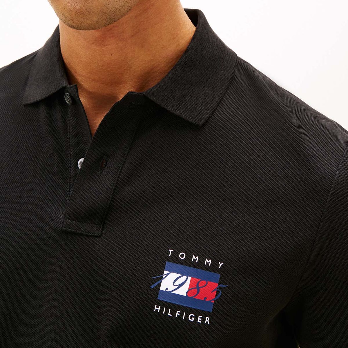 TOMMY HILFIGER - Polo negro de corte regular con logo gráfico Tommy Hilfiger
