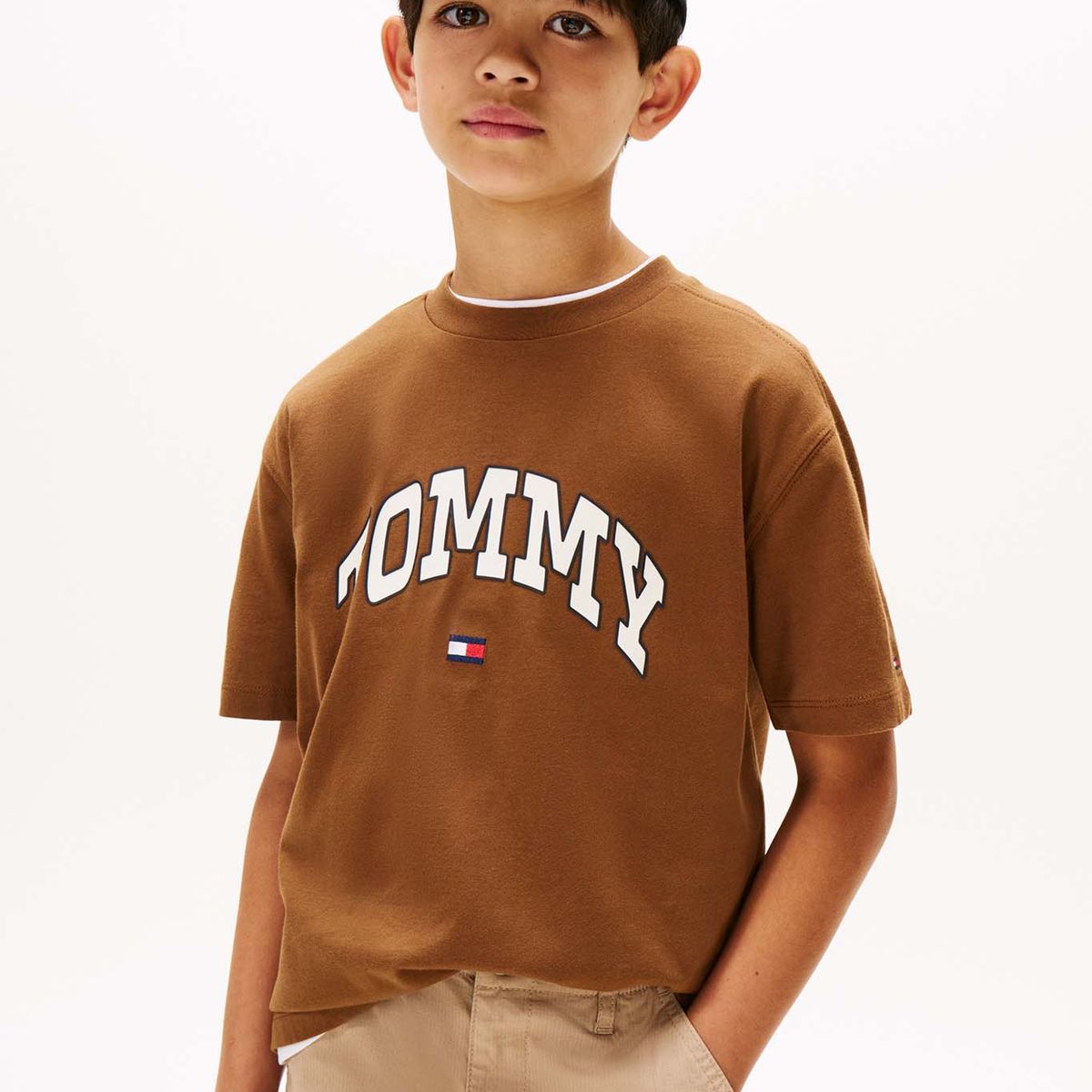 TOMMY HILFIGER - Camiseta café Varsity de cuello redondo con logo Tommy Hilfiger