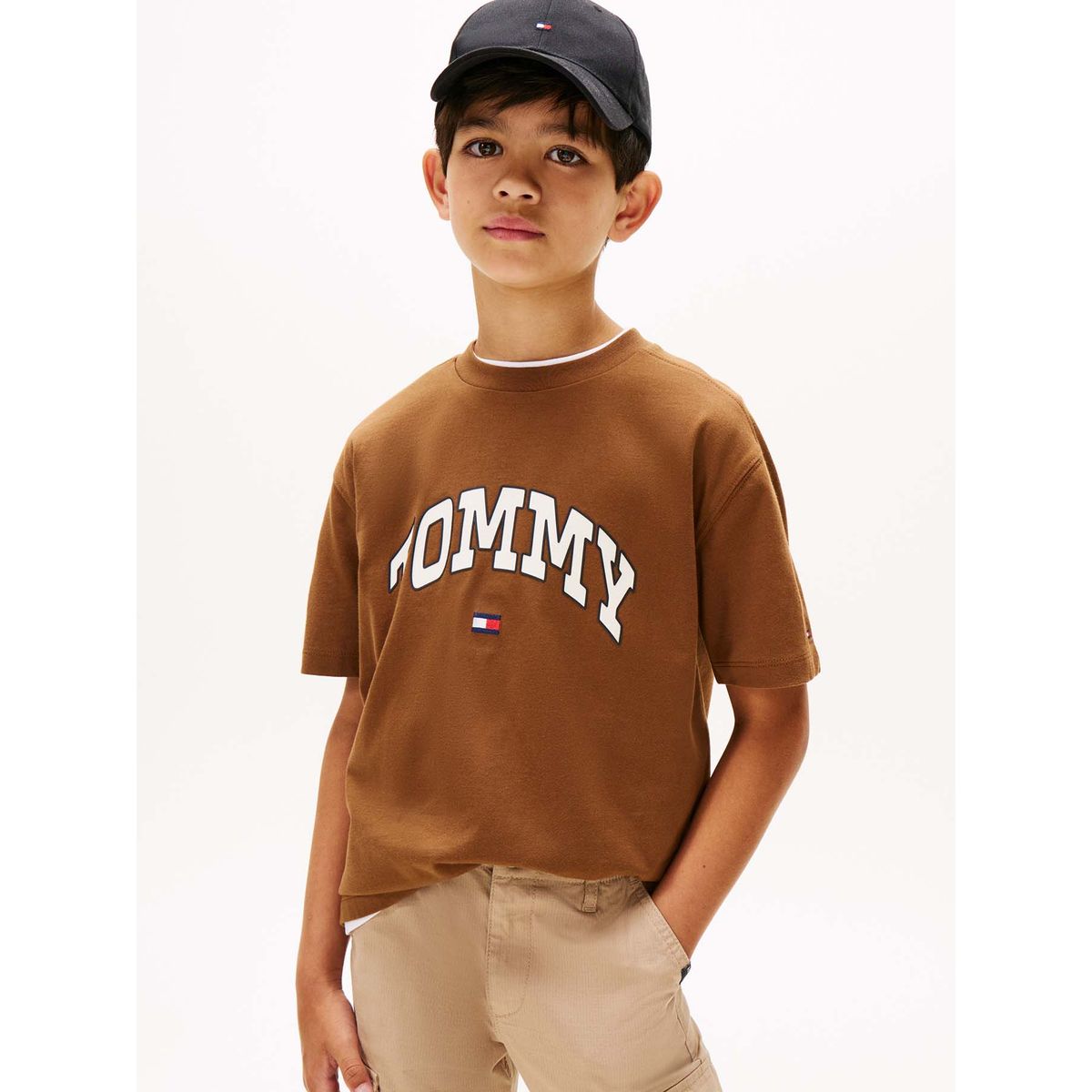 TOMMY HILFIGER - Camiseta café Varsity de cuello redondo con logo Tommy Hilfiger