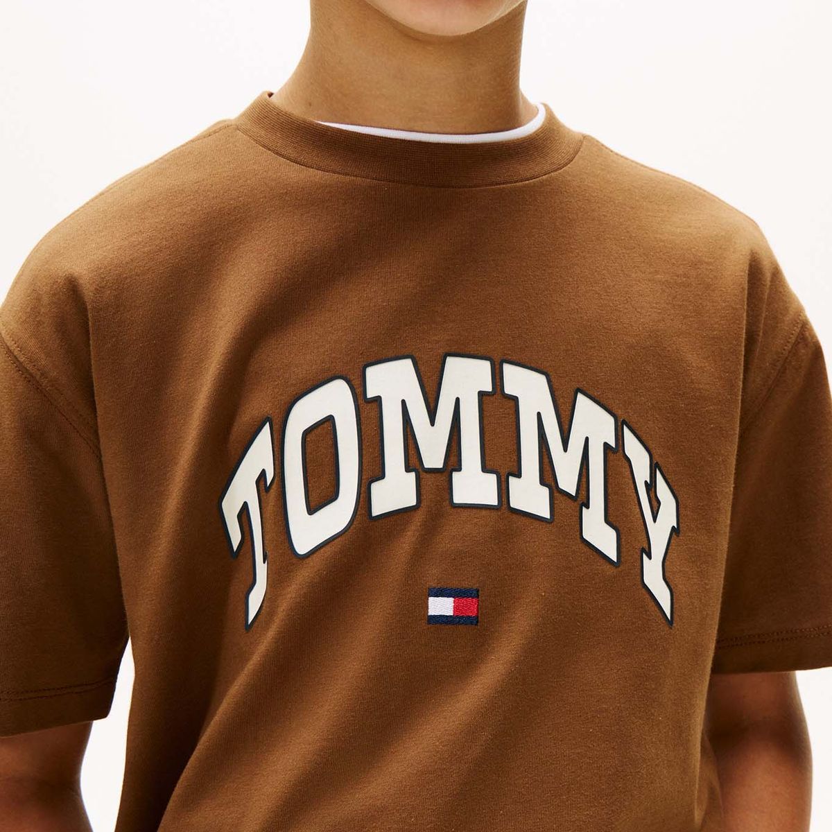 TOMMY HILFIGER - Camiseta café Varsity de cuello redondo con logo Tommy Hilfiger