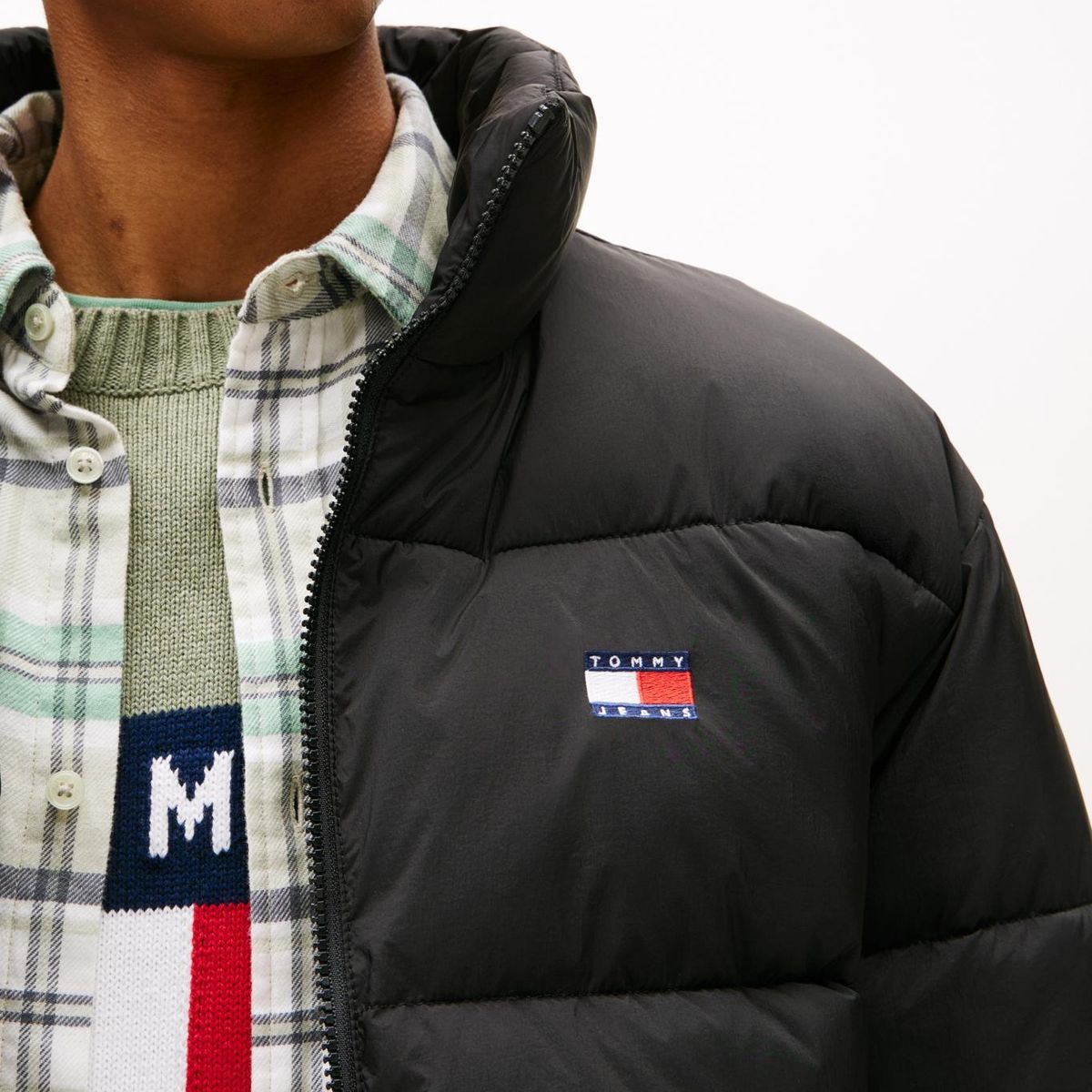 TOMMY HILFIGER - Chaqueta negra acolchada con efecto arrugado Tommy Jeans