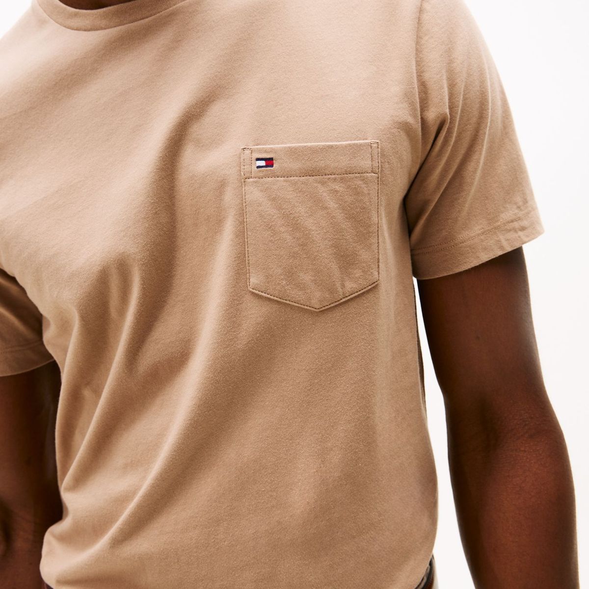 TOMMY HILFIGER - Camiseta beige de cuello redondo con bolsillo Tommy Hilfiger