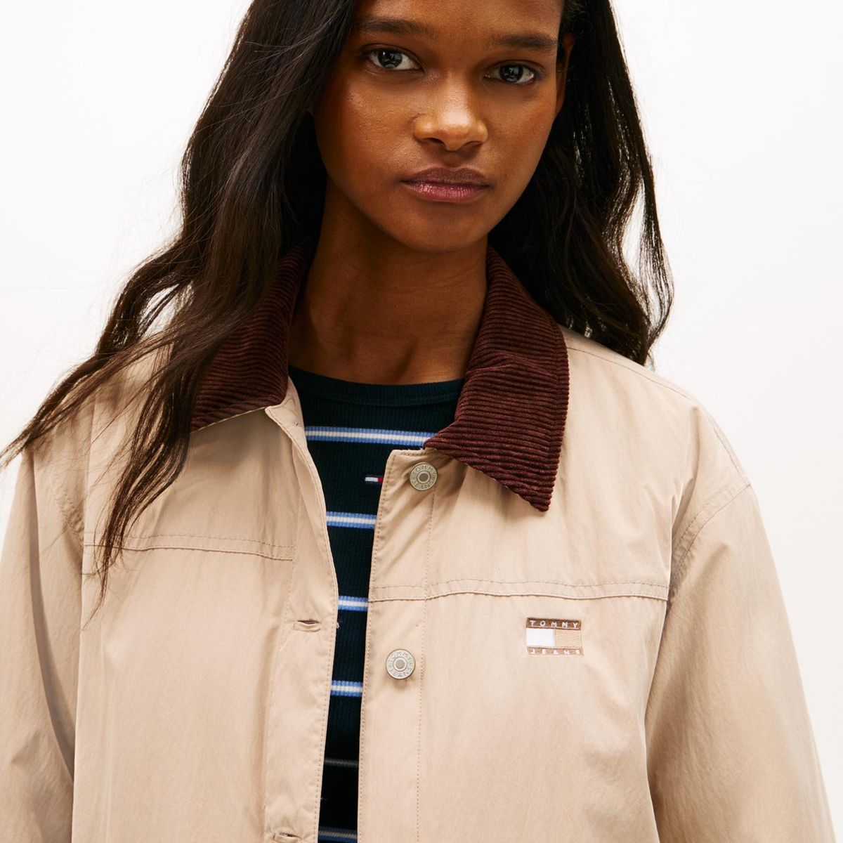 TOMMY HILFIGER - Rompe café viento con parche Tommy Tommy Jeans