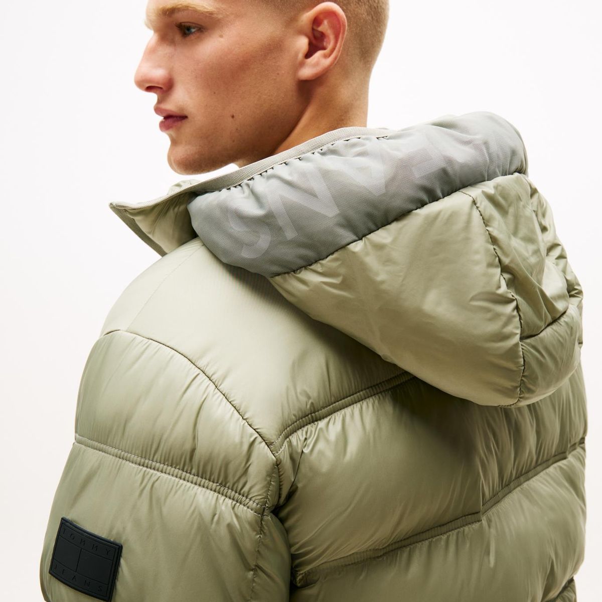 TOMMY HILFIGER - Chaqueta beige acolchada con capota y logo tonal Tommy Jeans