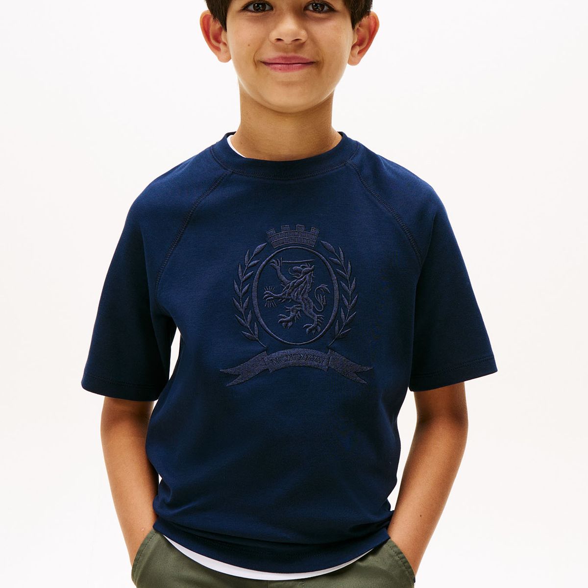 TOMMY HILFIGER - Camiseta azul de cuello redondo con escudo TH Tommy Hilfiger