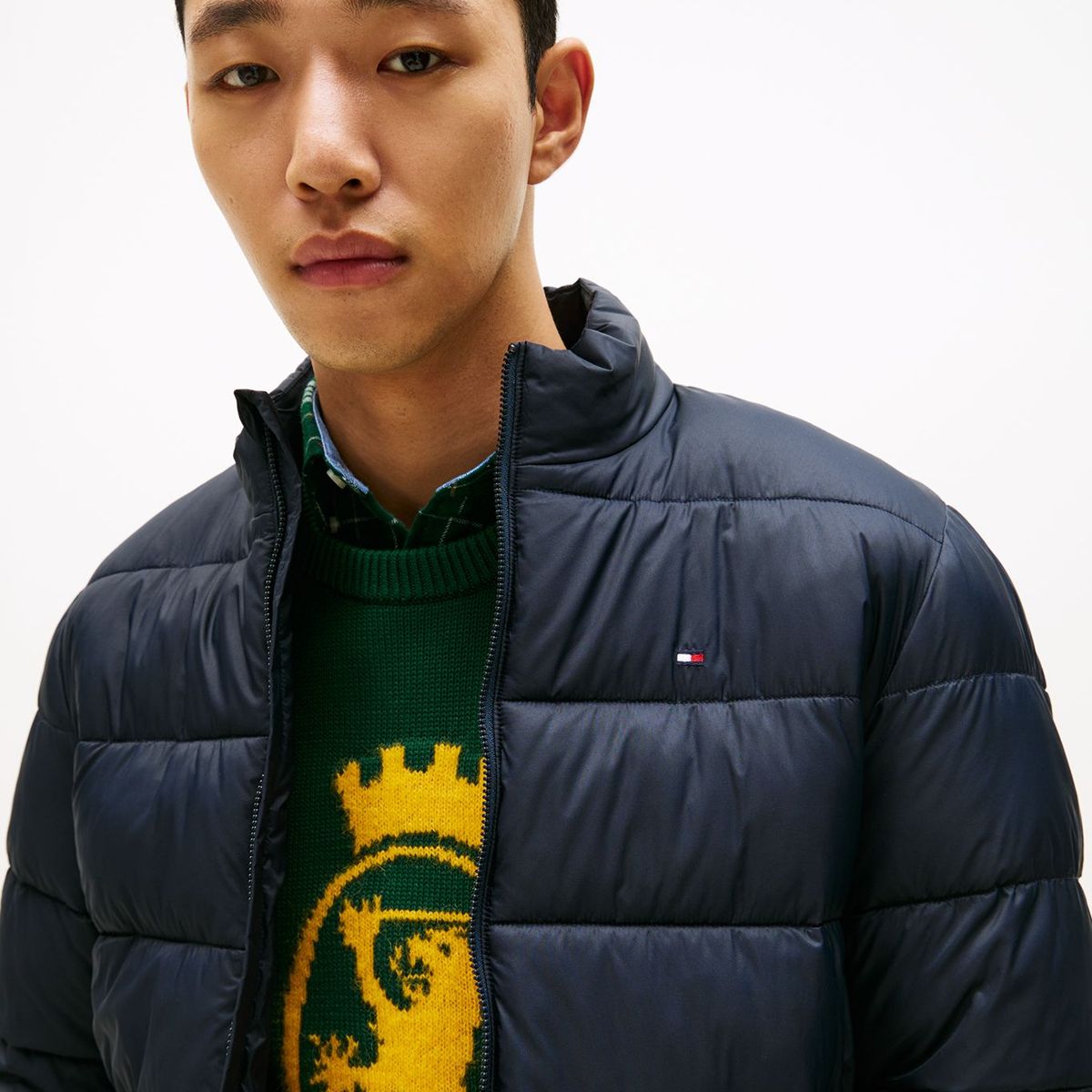 TOMMY HILFIGER - Chaqueta azul de cuello alto acolchada con logo Tommy Hilfiger