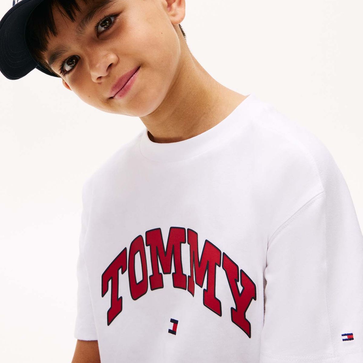 TOMMY HILFIGER - Camiseta blanca Varsity de cuello redondo con logo Tommy Hilfiger