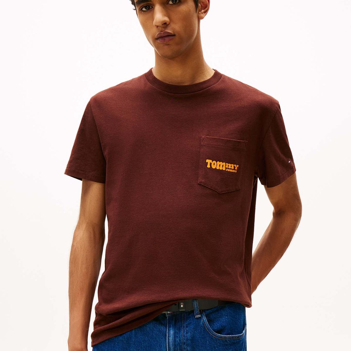 TOMMY HILFIGER - Camiseta marrón slim de cuello redondo con logo Tommy Jeans