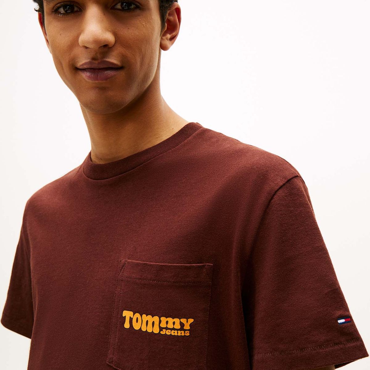 TOMMY HILFIGER - Camiseta marrón slim de cuello redondo con logo Tommy Jeans