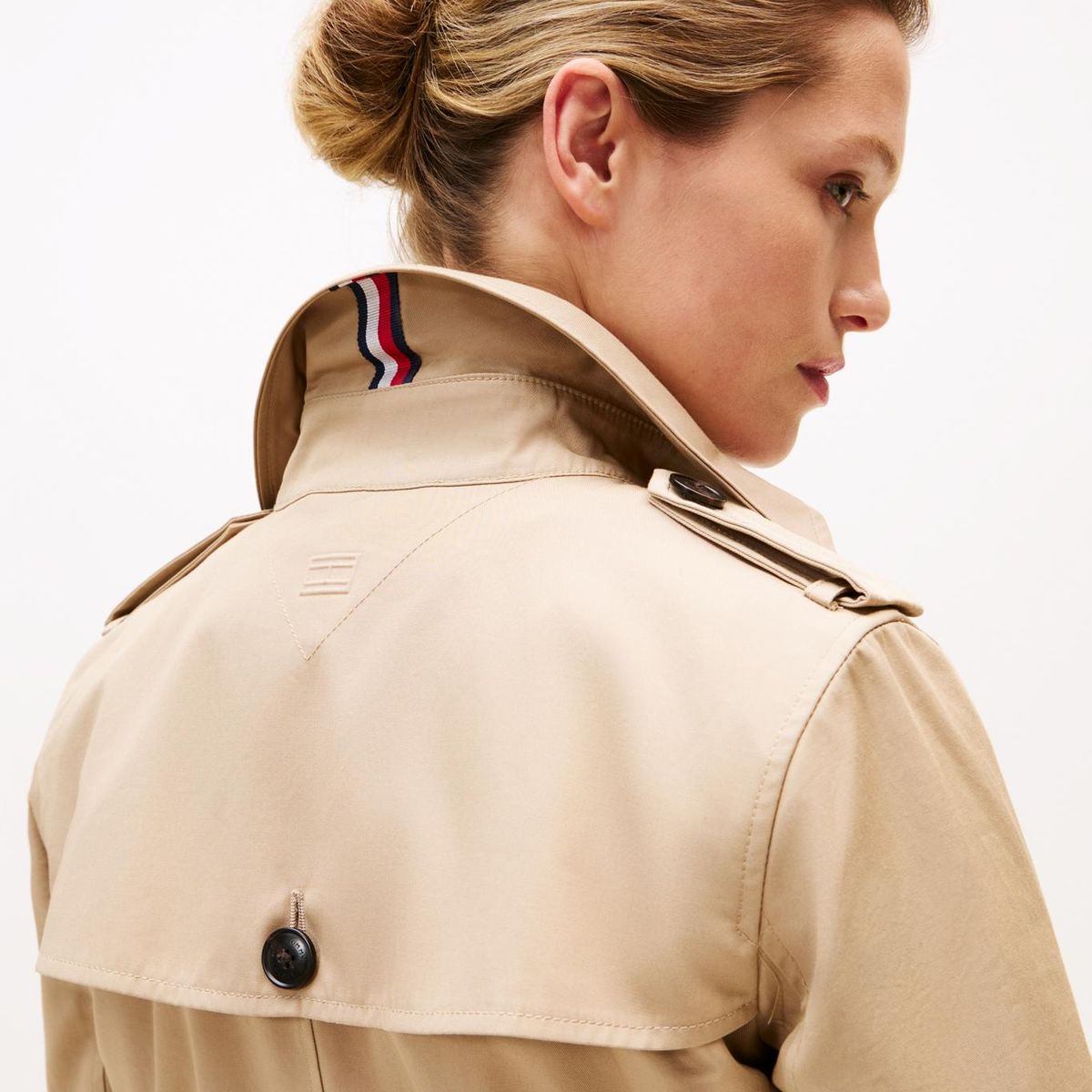 TOMMY HILFIGER - Rompe beige vientos trench con múltiples botones Tommy Hilfiger