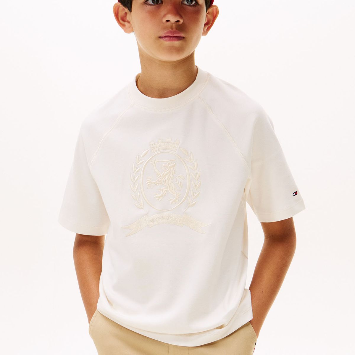 TOMMY HILFIGER - Camiseta blanca de cuello redondo con escudo TH Tommy Hilfiger