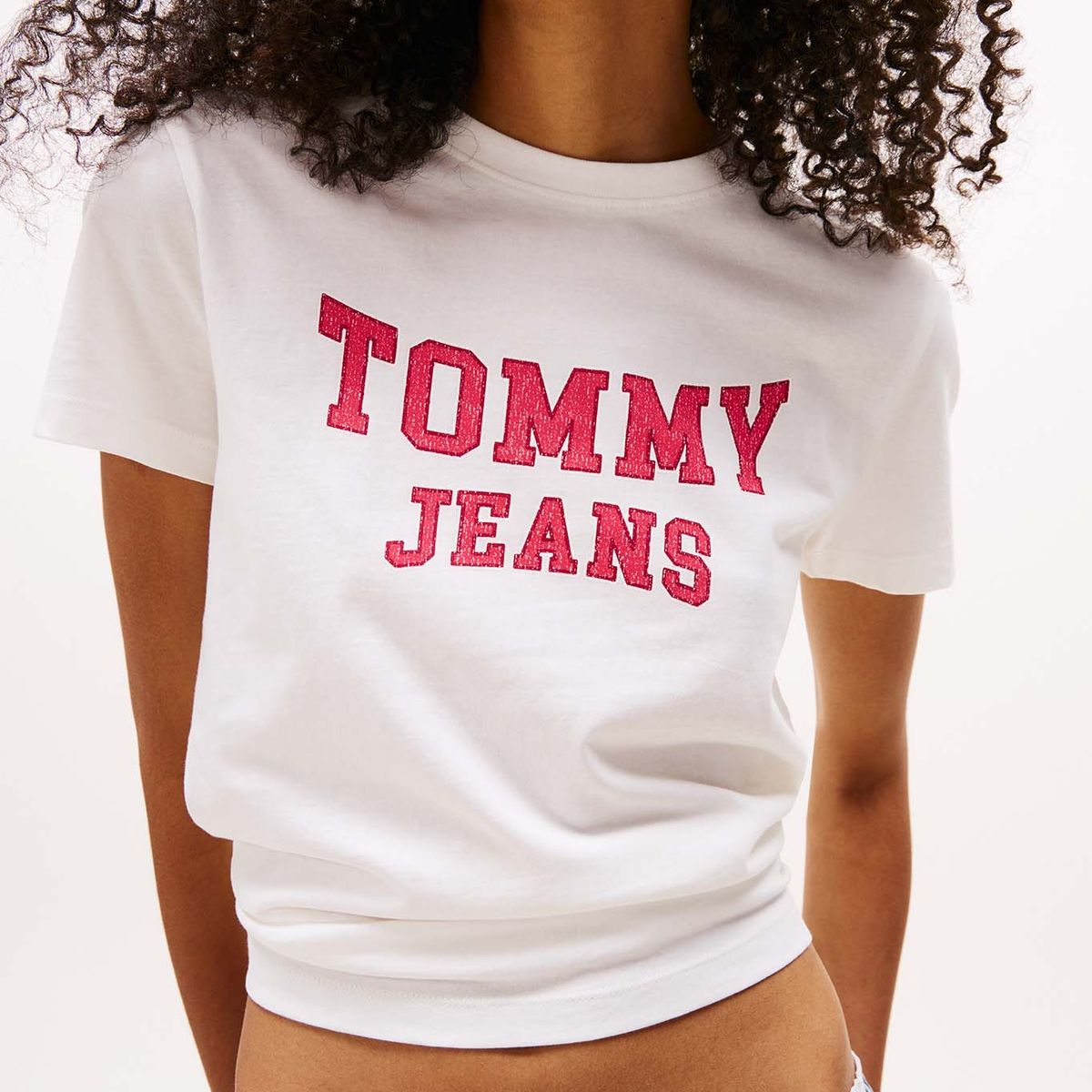 TOMMY HILFIGER - Camiseta blanca de cuello redondo con escudo Tommy Jeans