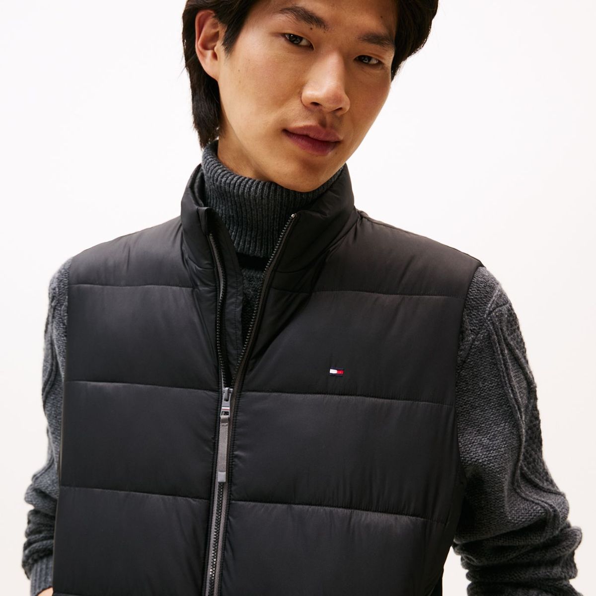 TOMMY HILFIGER - Chaleco negro de cuello alto acolchado Tommy Hilfiger