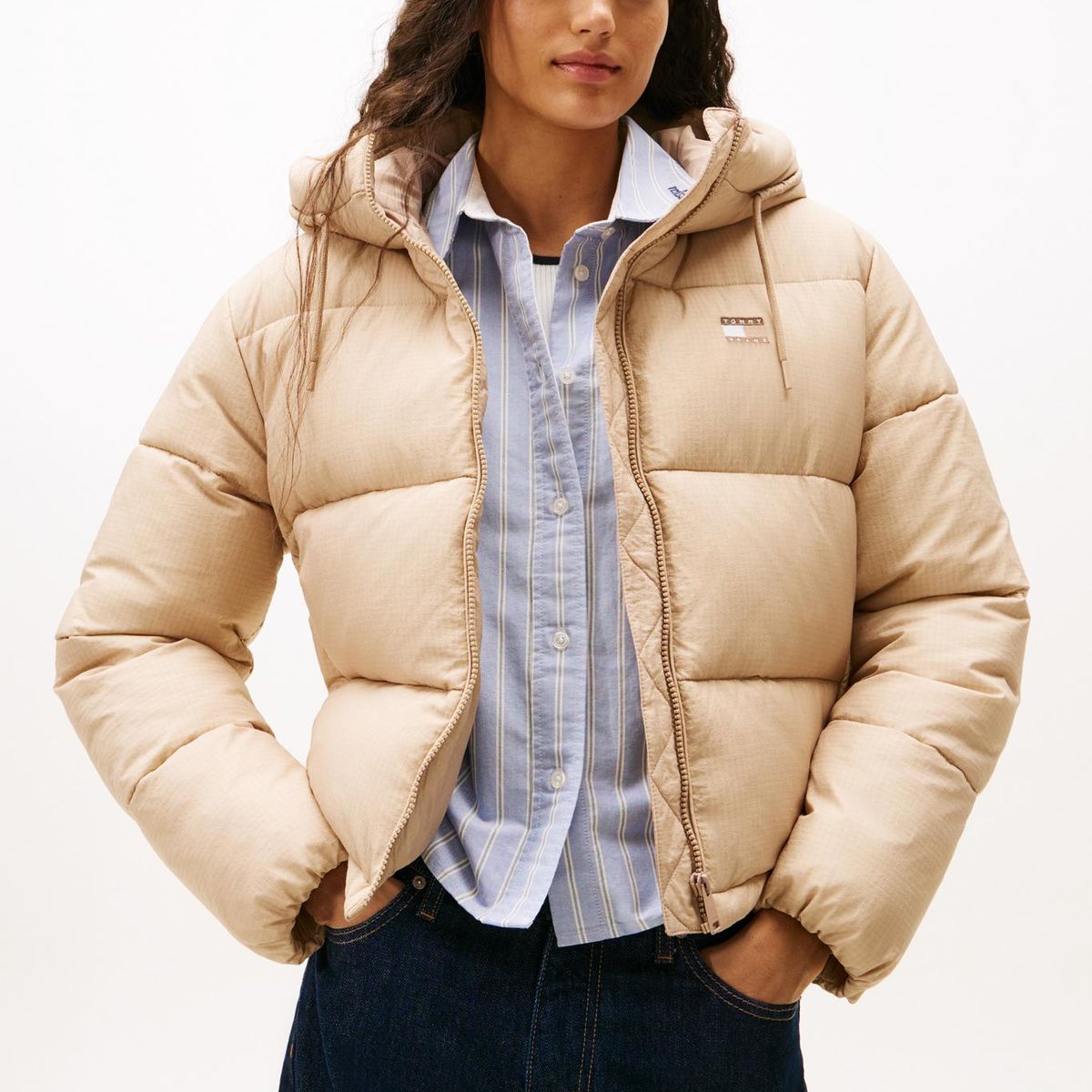 TOMMY HILFIGER - Chaqueta café acolchada de ripstop con capota Tommy Jeans