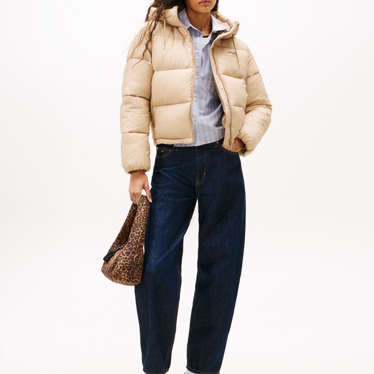 TOMMY HILFIGER - Chaqueta café acolchada de ripstop con capota Tommy Jeans