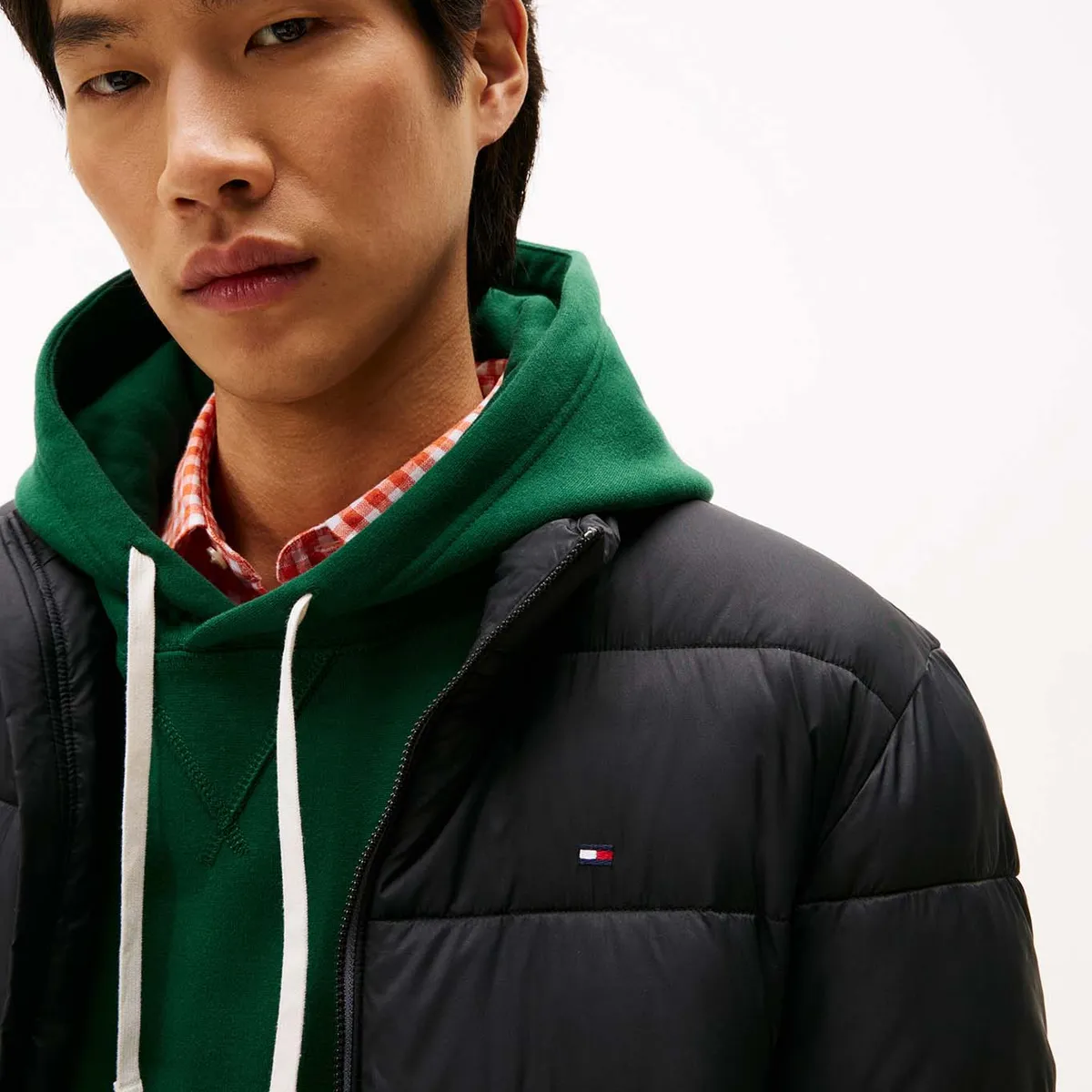 TOMMY HILFIGER - Chaqueta negra de cuello alto acolchada con logo Tommy Hilfiger