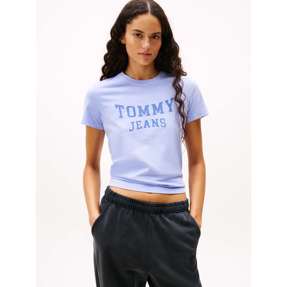 TOMMY HILFIGER - Camiseta celeste de cuello redondo con escudo Tommy Jeans