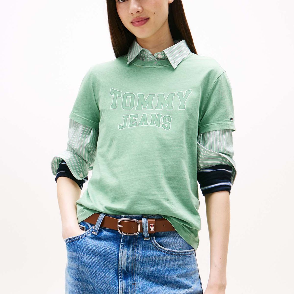 TOMMY HILFIGER - Camiseta verde claro de cuello redondo con escudo Tommy Jeans