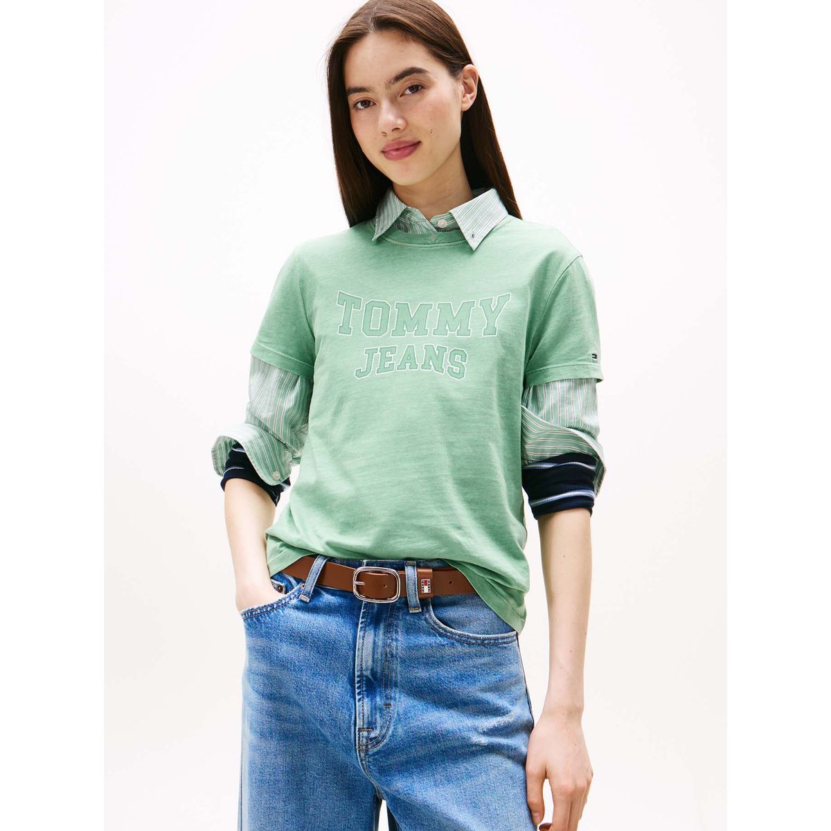 TOMMY HILFIGER - Camiseta verde claro de cuello redondo con escudo Tommy Jeans