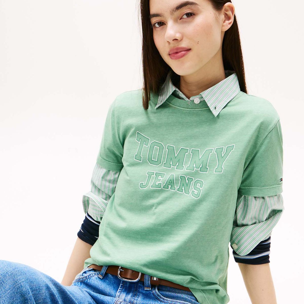 TOMMY HILFIGER - Camiseta verde claro de cuello redondo con escudo Tommy Jeans