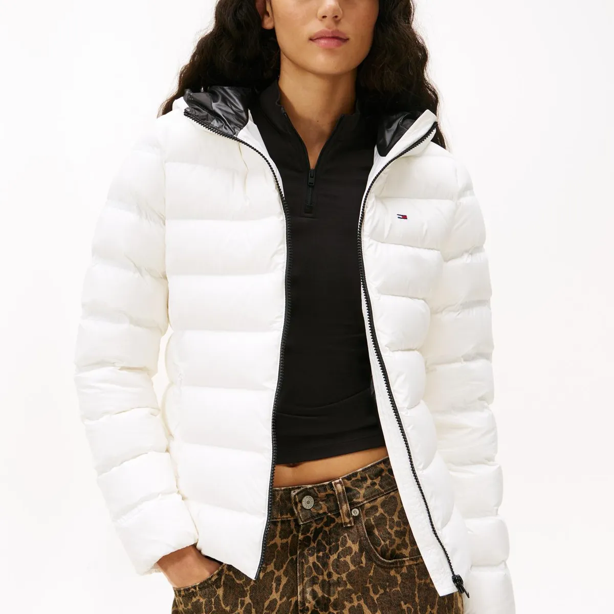 TOMMY HILFIGER - Chaqueta blanca acolchada de plumón con capota Tommy Jeans