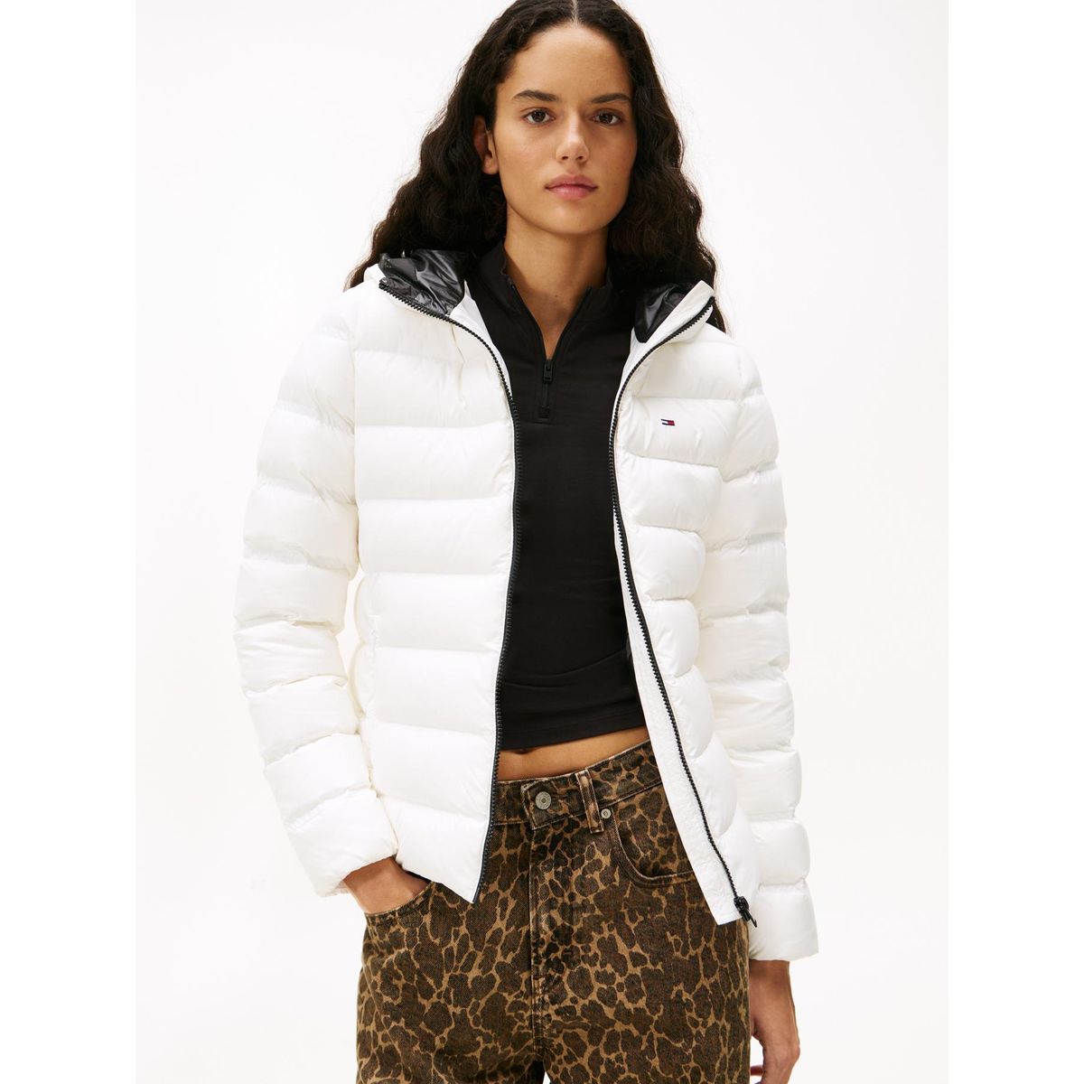 TOMMY HILFIGER - Chaqueta blanca acolchada de plumón con capota Tommy Jeans