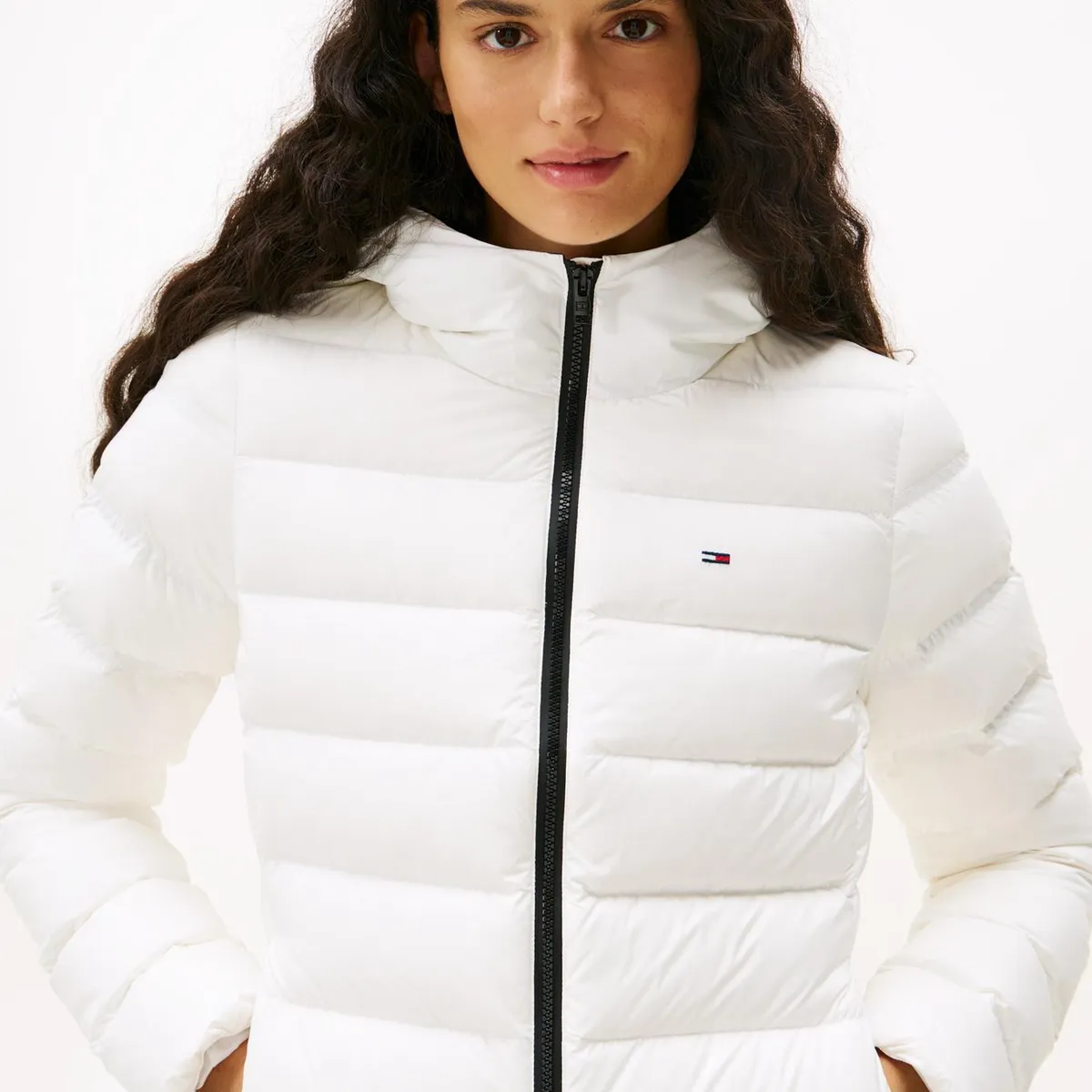 TOMMY HILFIGER - Chaqueta blanca acolchada de plumón con capota Tommy Jeans