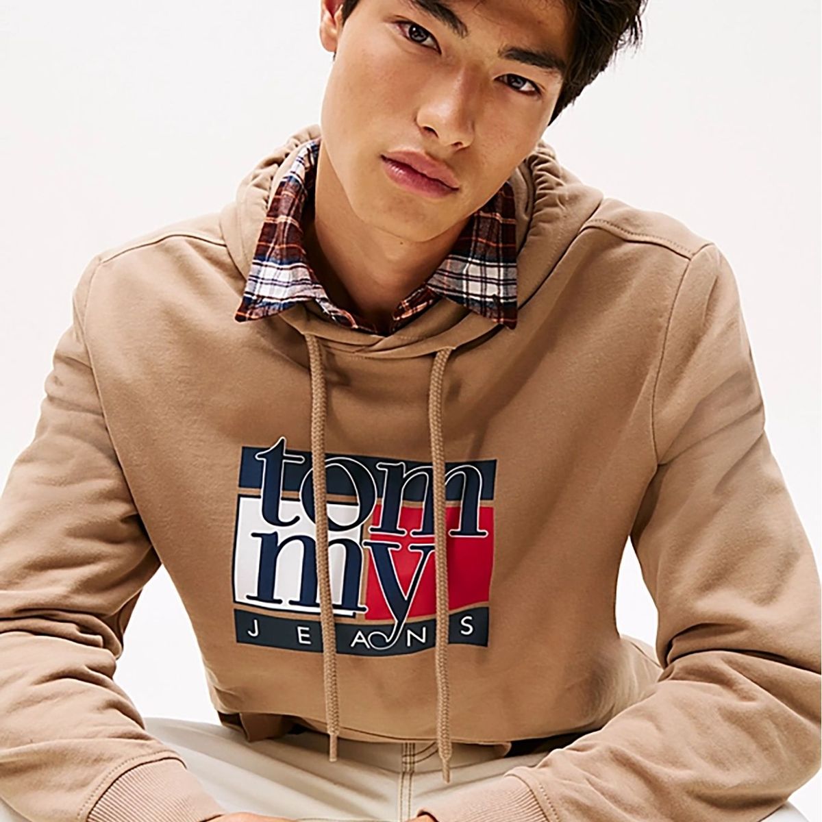 TOMMY HILFIGER - Buzo beige con capota y logo Tommy Jeans