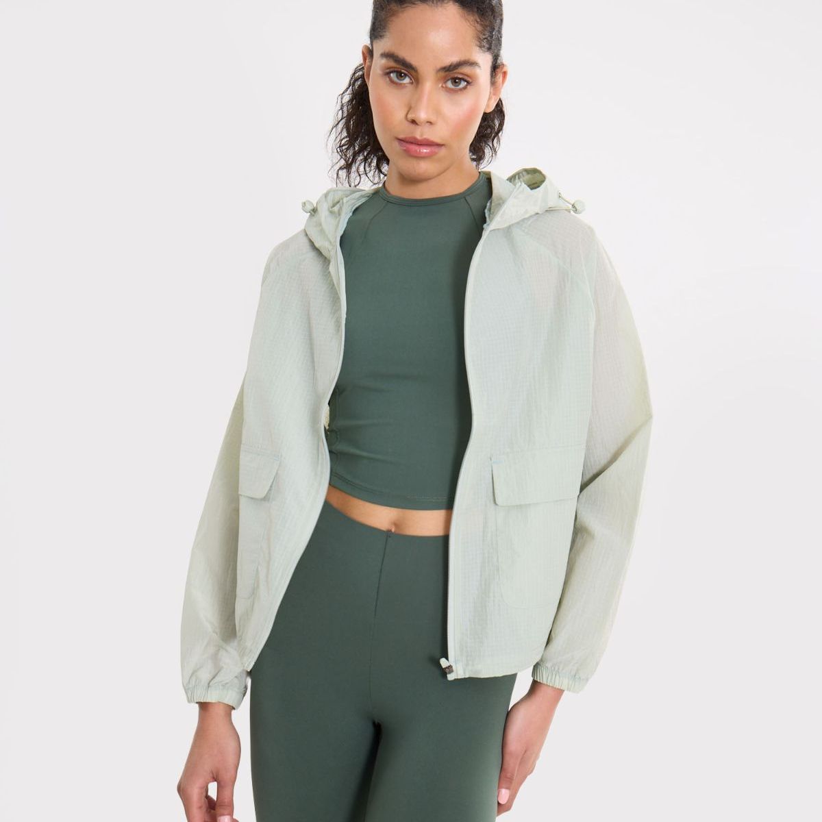 ATMOS - Chaqueta Rompevientos Con Capota Y Bolsillos  Para Mujer Verde Atmos