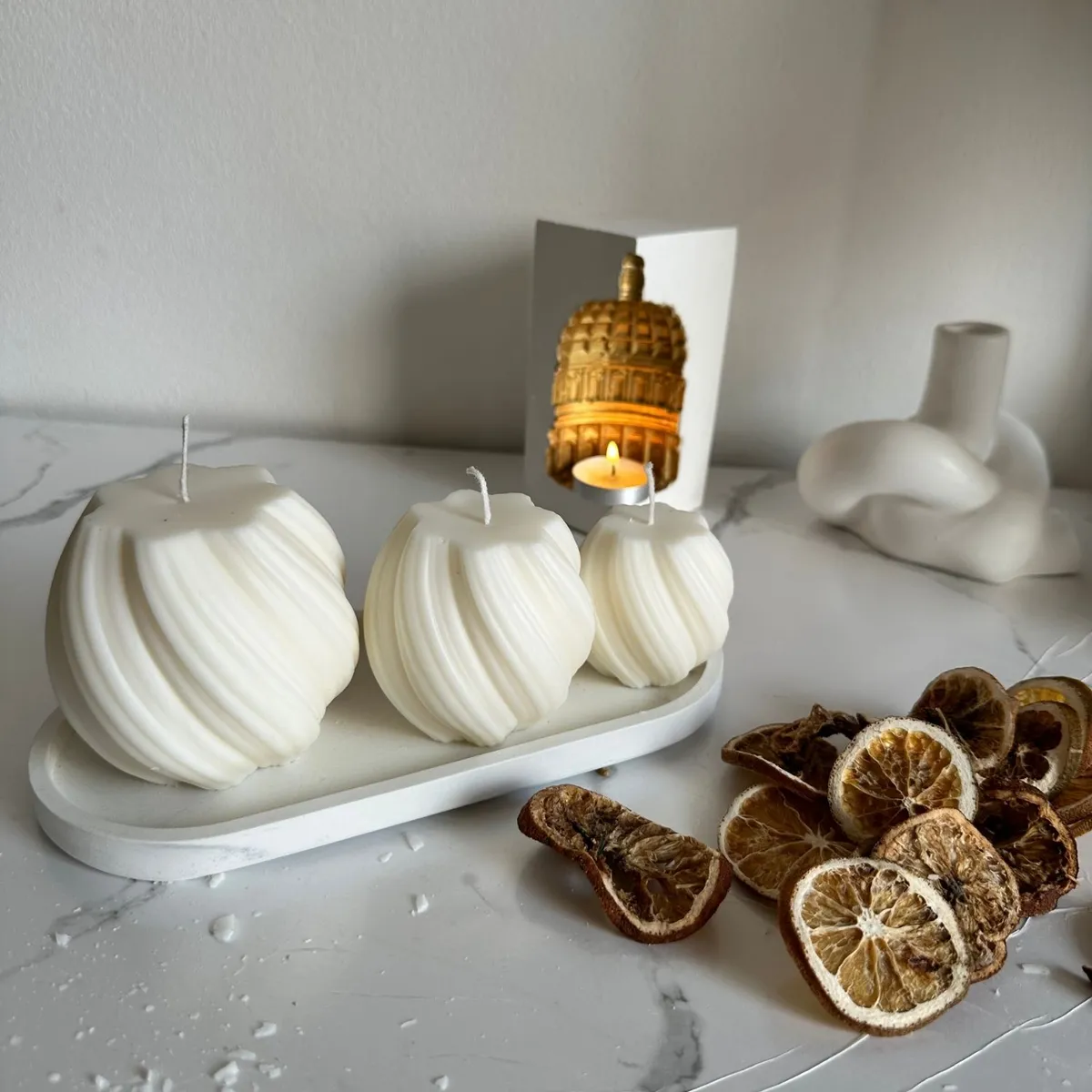 DECORACIONES ALE Y GABY - Set De 3 Velas Espiral Blancas y  Base 24x18cms