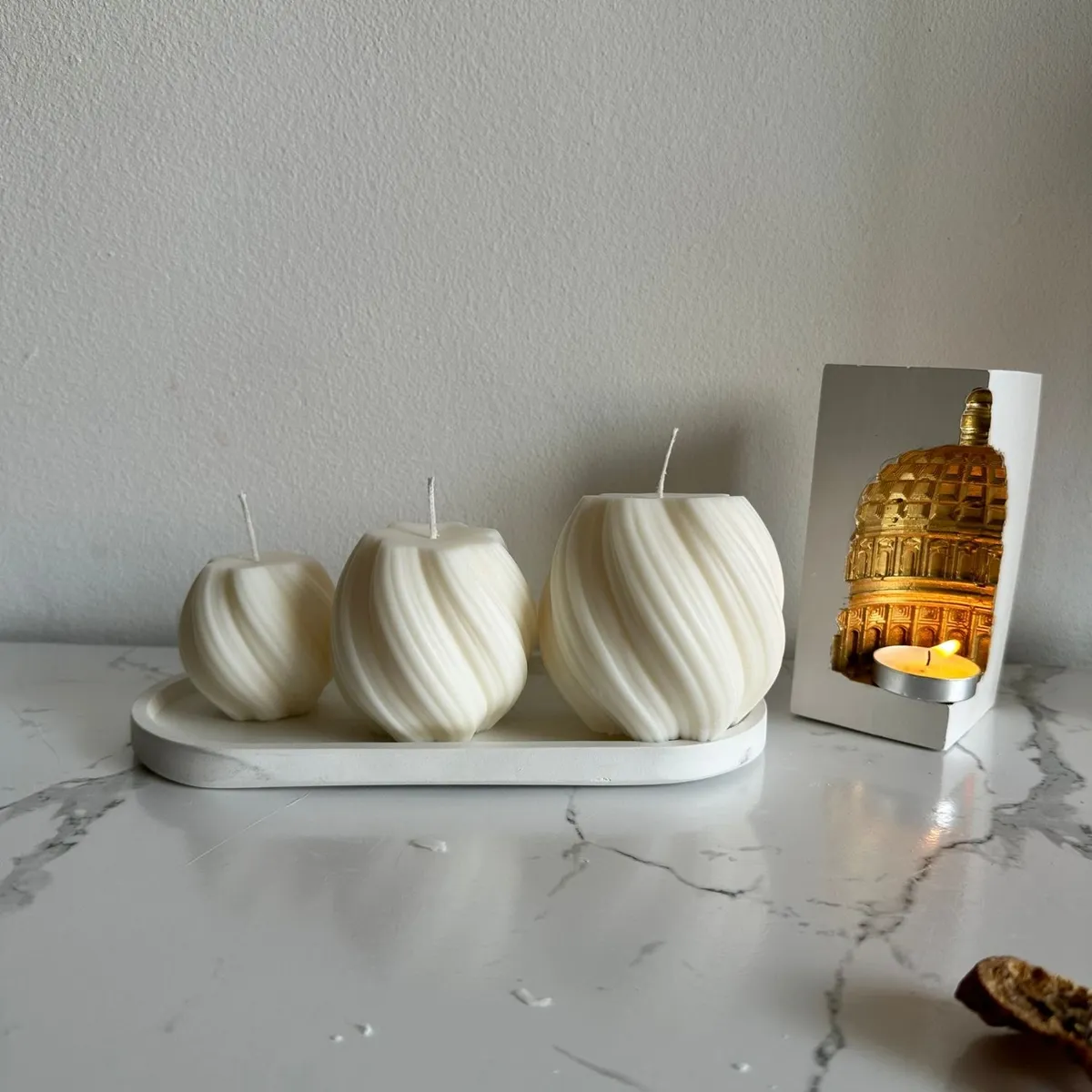 DECORACIONES ALE Y GABY - Set De 3 Velas Espiral Blancas y  Base 24x18cms