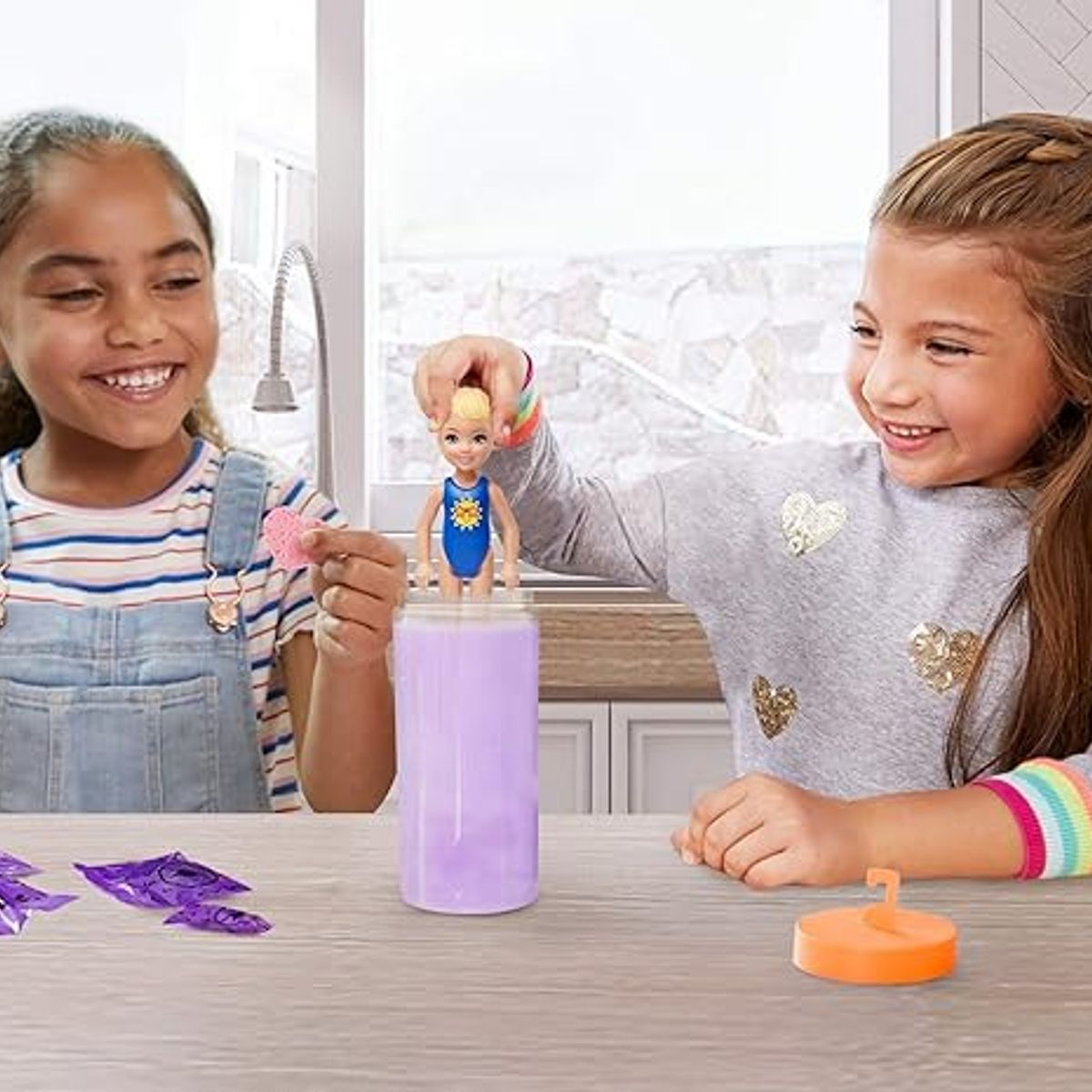 BARBIE - Barbie Color Reveal Chelsea Muñeca con 6 Sorpresas Modelo 2023