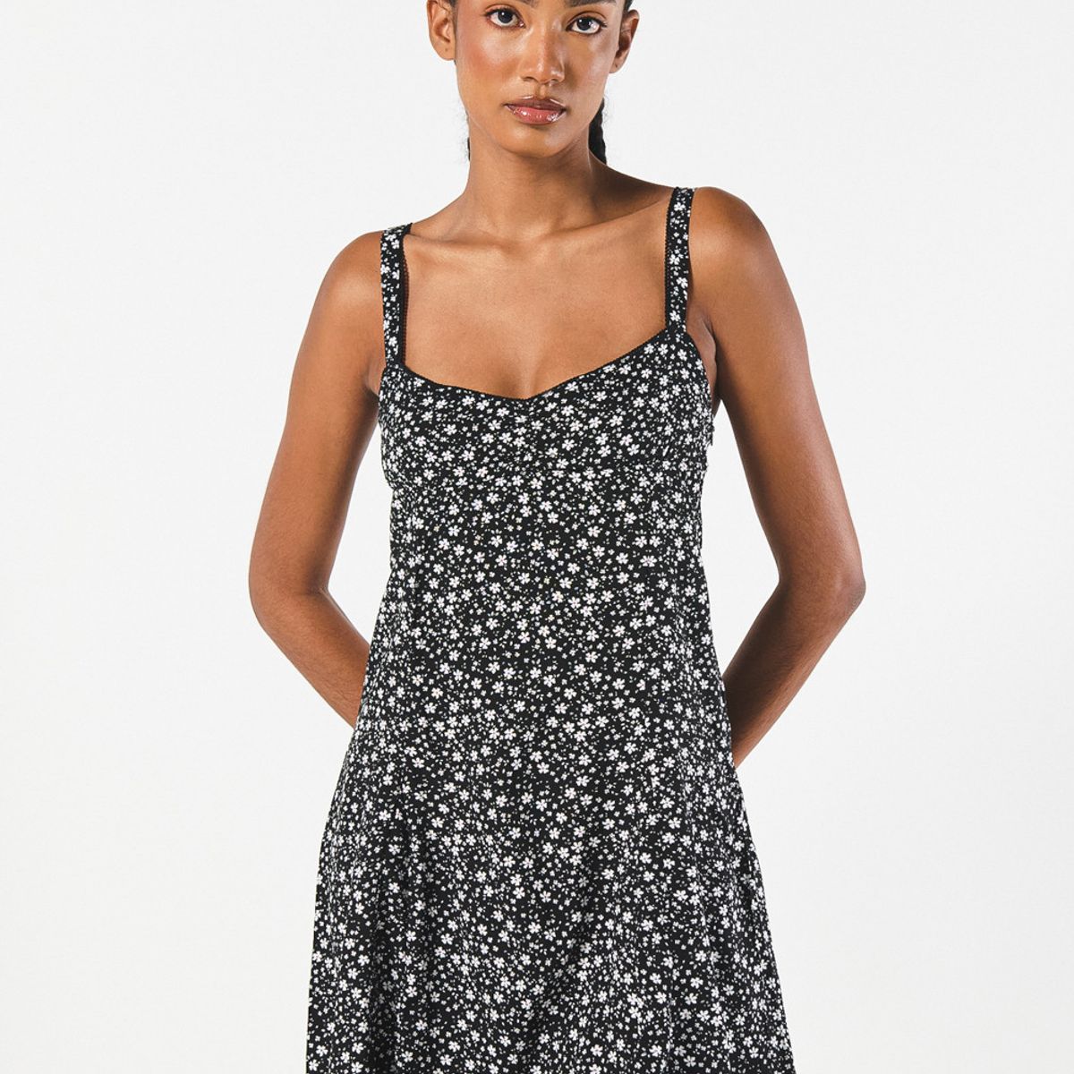 KOAJ - KOAJ Vestido negro corto con manga sisa y diseño de flores Mujer
