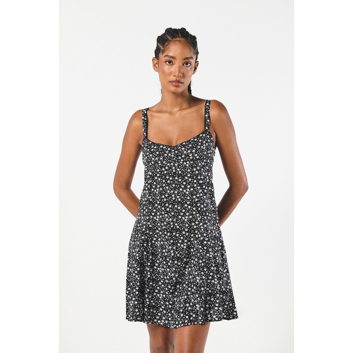 KOAJ - KOAJ Vestido negro corto con manga sisa y diseño de flores Mujer
