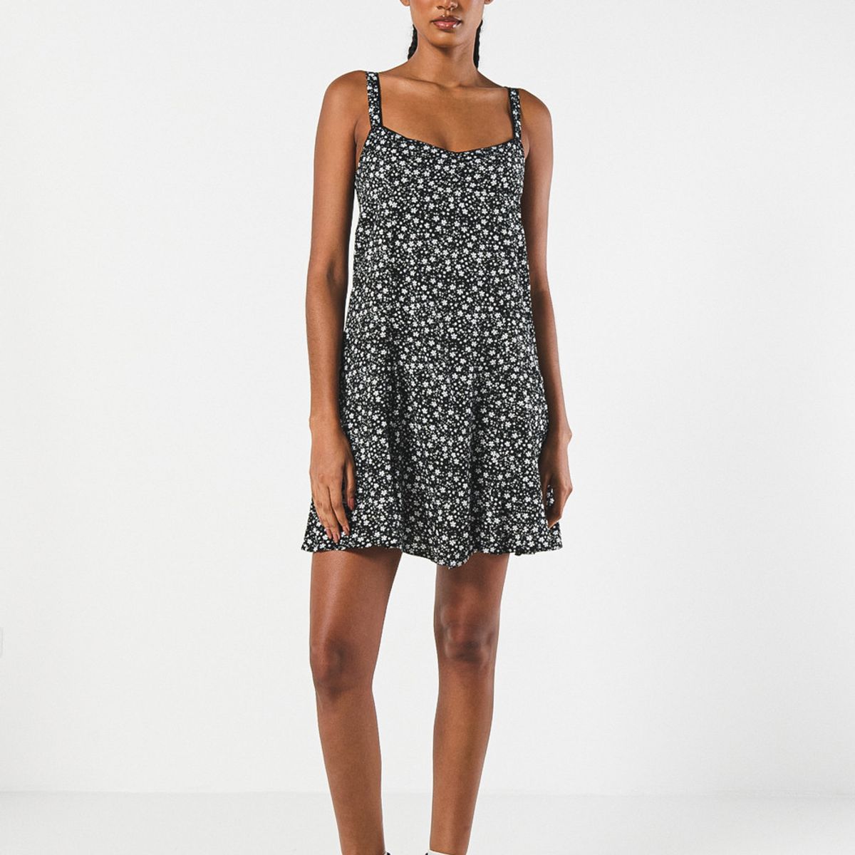 KOAJ - KOAJ Vestido negro corto con manga sisa y diseño de flores Mujer