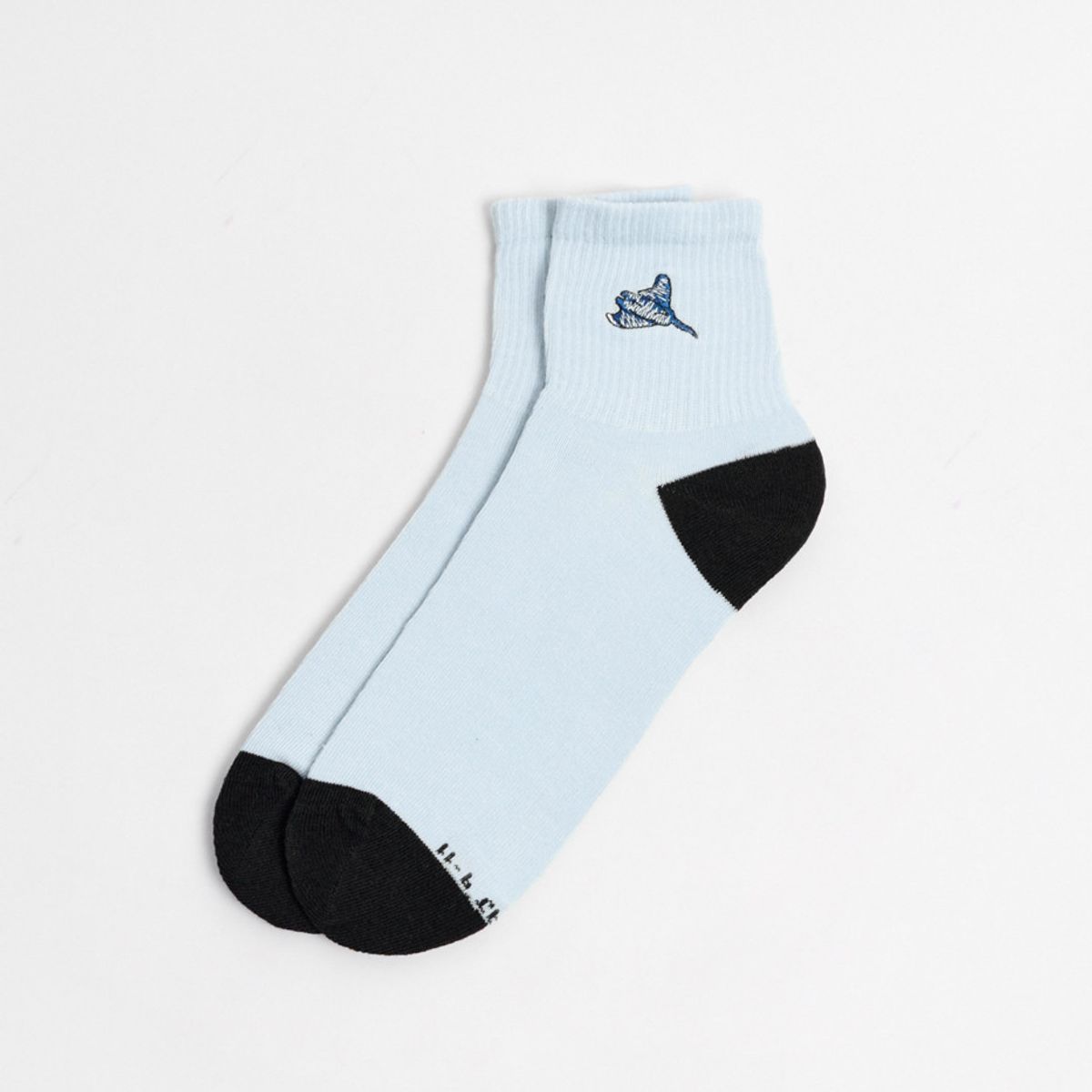 KOAJ - KOAJ Medias azules claras cortas con arte marin Mujer