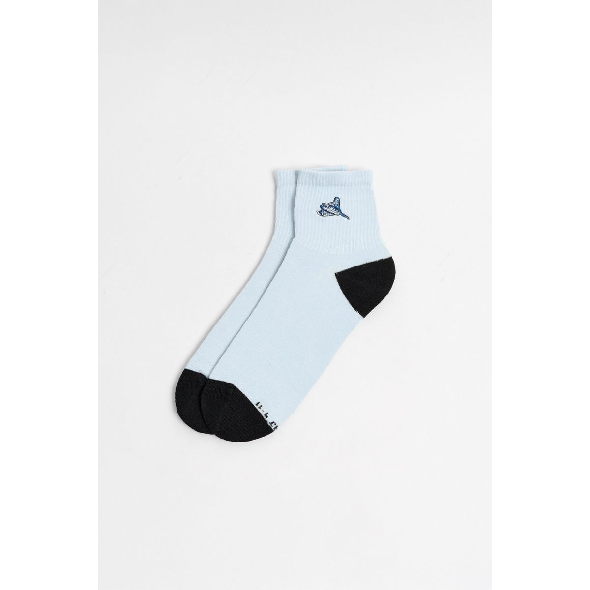 KOAJ - KOAJ Medias azules claras cortas con arte marin Mujer