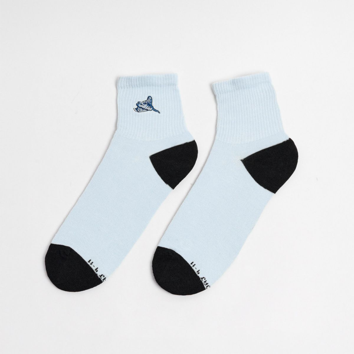 KOAJ - KOAJ Medias azules claras cortas con arte marin Mujer