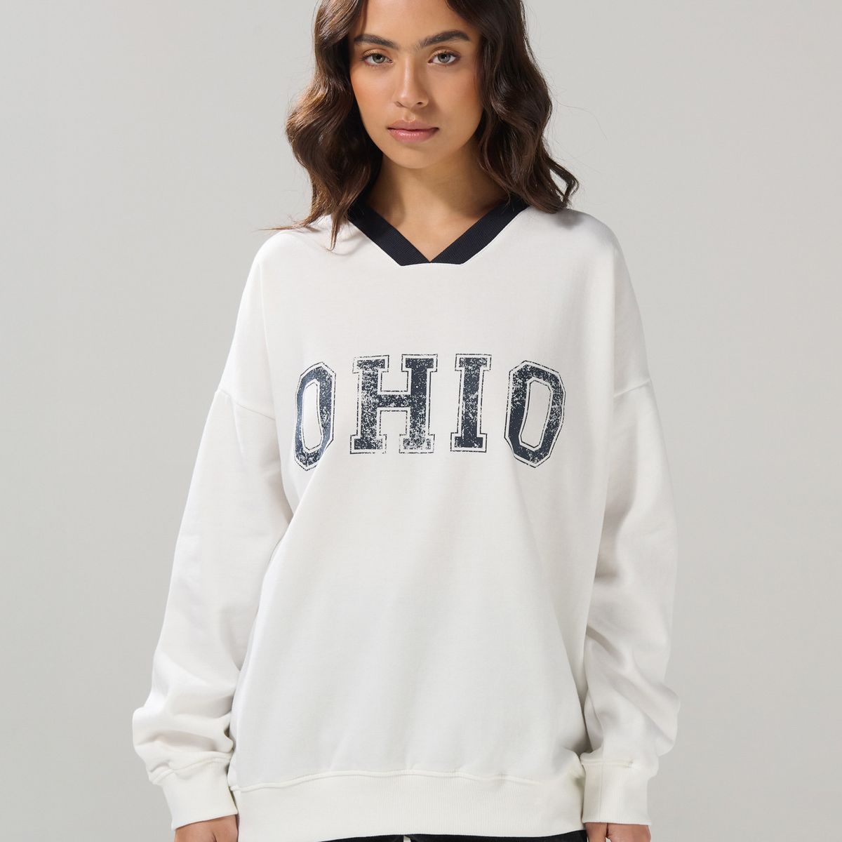 KOAJ - KOAJ Buzo cuello V crema claro oversize con arte college Mujer