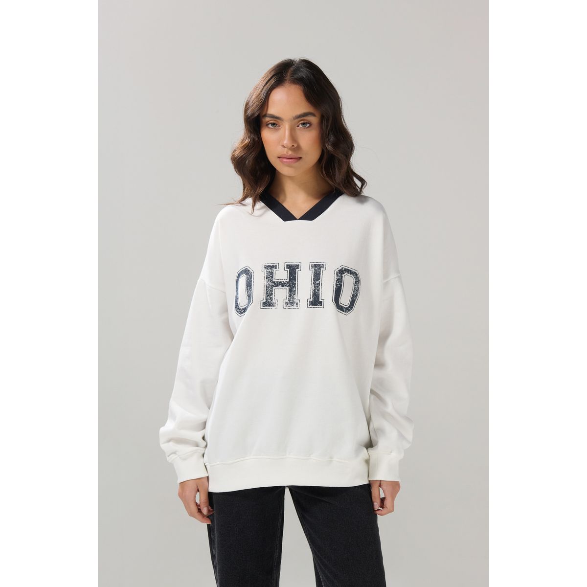 KOAJ - KOAJ Buzo cuello V crema claro oversize con arte college Mujer