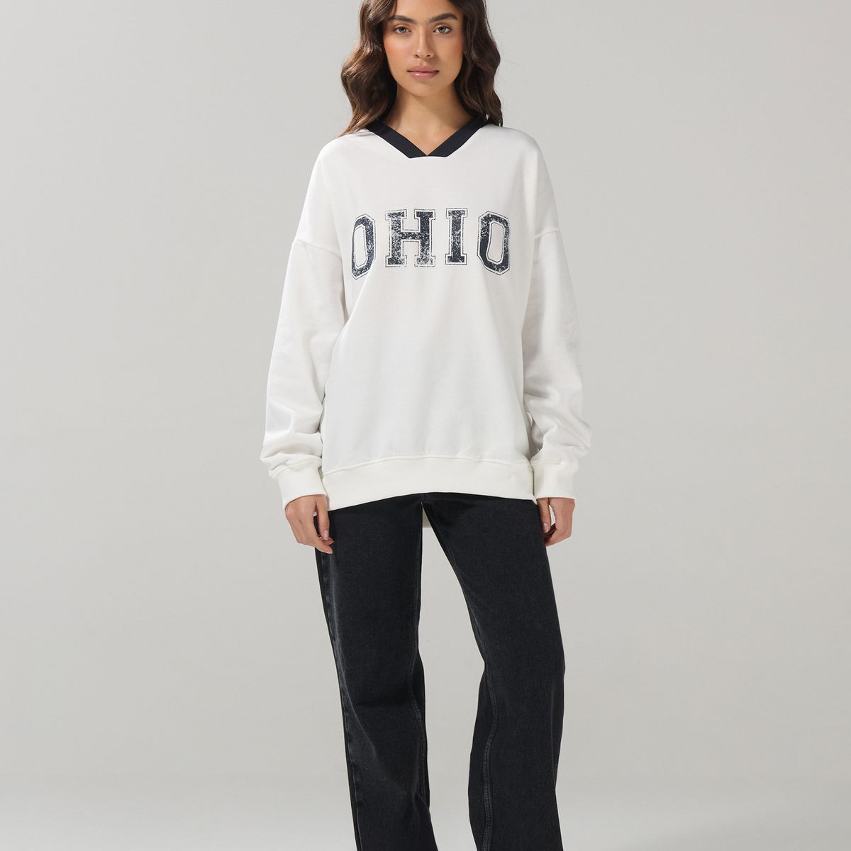 KOAJ - KOAJ Buzo cuello V crema claro oversize con arte college Mujer