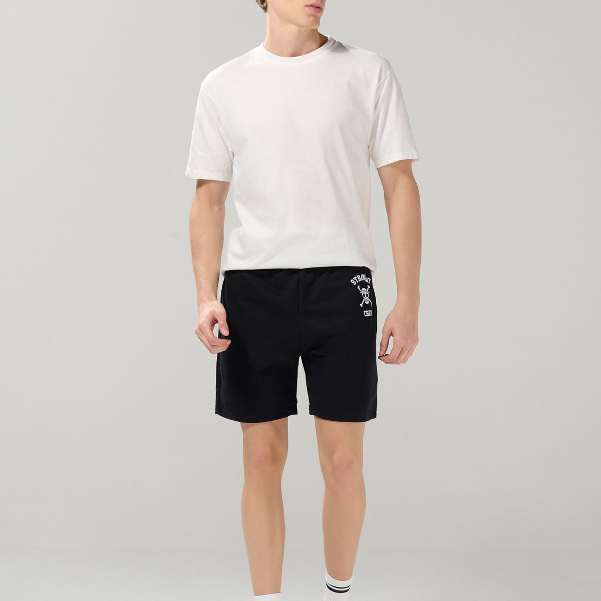 KOAJ - KOAJ Bermuda negra con diseño de One Piece y bolsillos Hombre