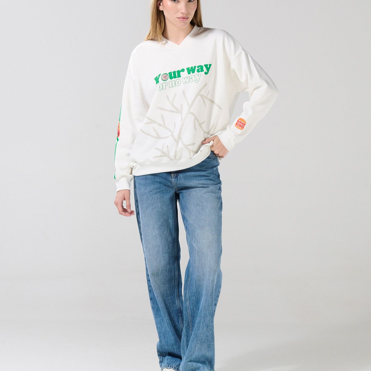 KOAJ - KOAJ Buzo cuello V oversize crema claro de Burger King Mujer