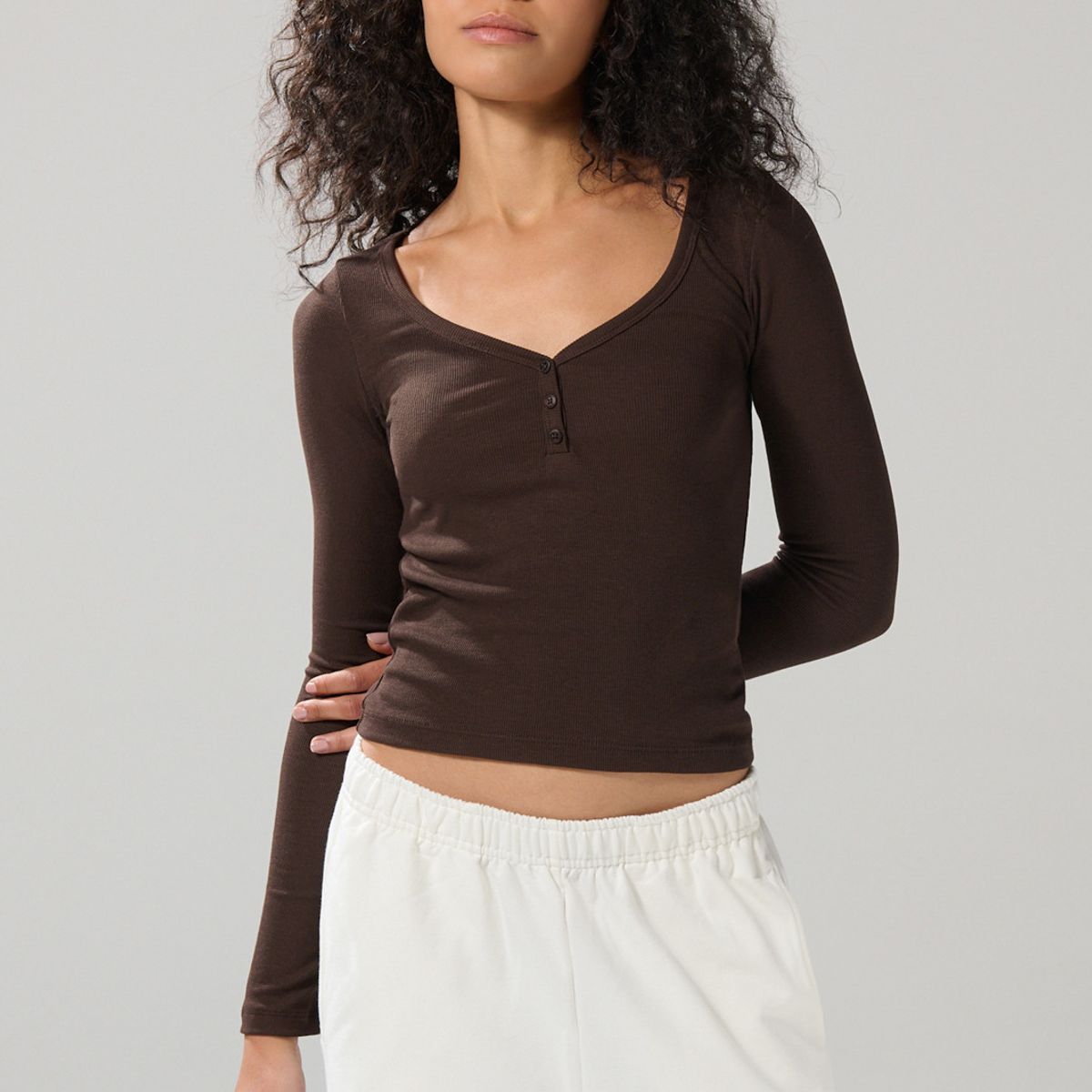 KOAJ - KOAJ Camiseta manga larga unicolor con cuelo V y botones Mujer