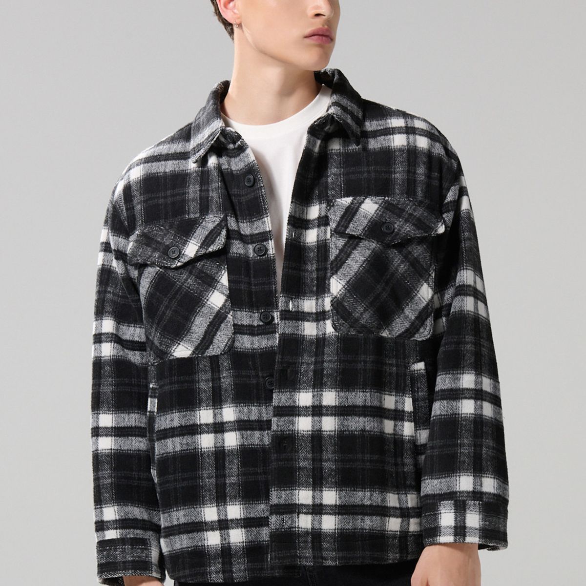 KOAJ - KOAJ Chaqueta cuello trucker negra con bolsillos y cuadros Hombre