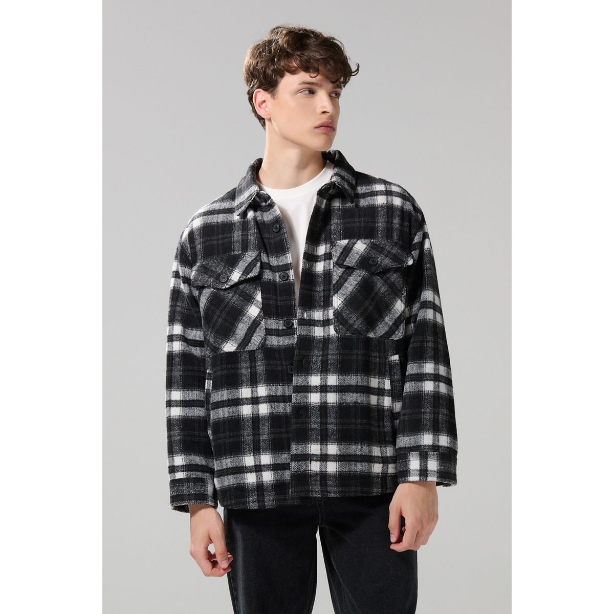 KOAJ - KOAJ Chaqueta cuello trucker negra con bolsillos y cuadros Hombre