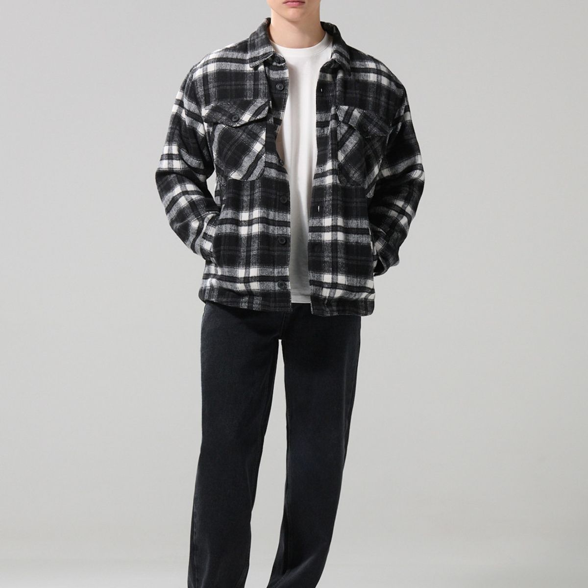 KOAJ - KOAJ Chaqueta cuello trucker negra con bolsillos y cuadros Hombre