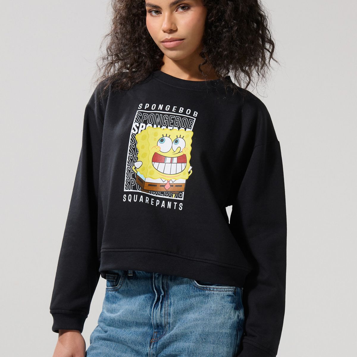 KOAJ - KOAJ Buzo negro cuello redondo con estampado de Bob Esponja Mujer