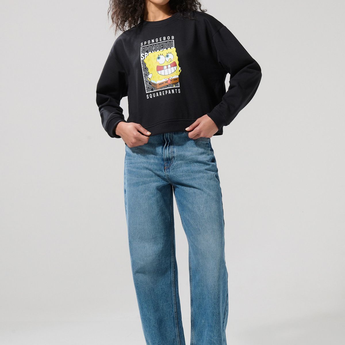 KOAJ - KOAJ Buzo negro cuello redondo con estampado de Bob Esponja Mujer
