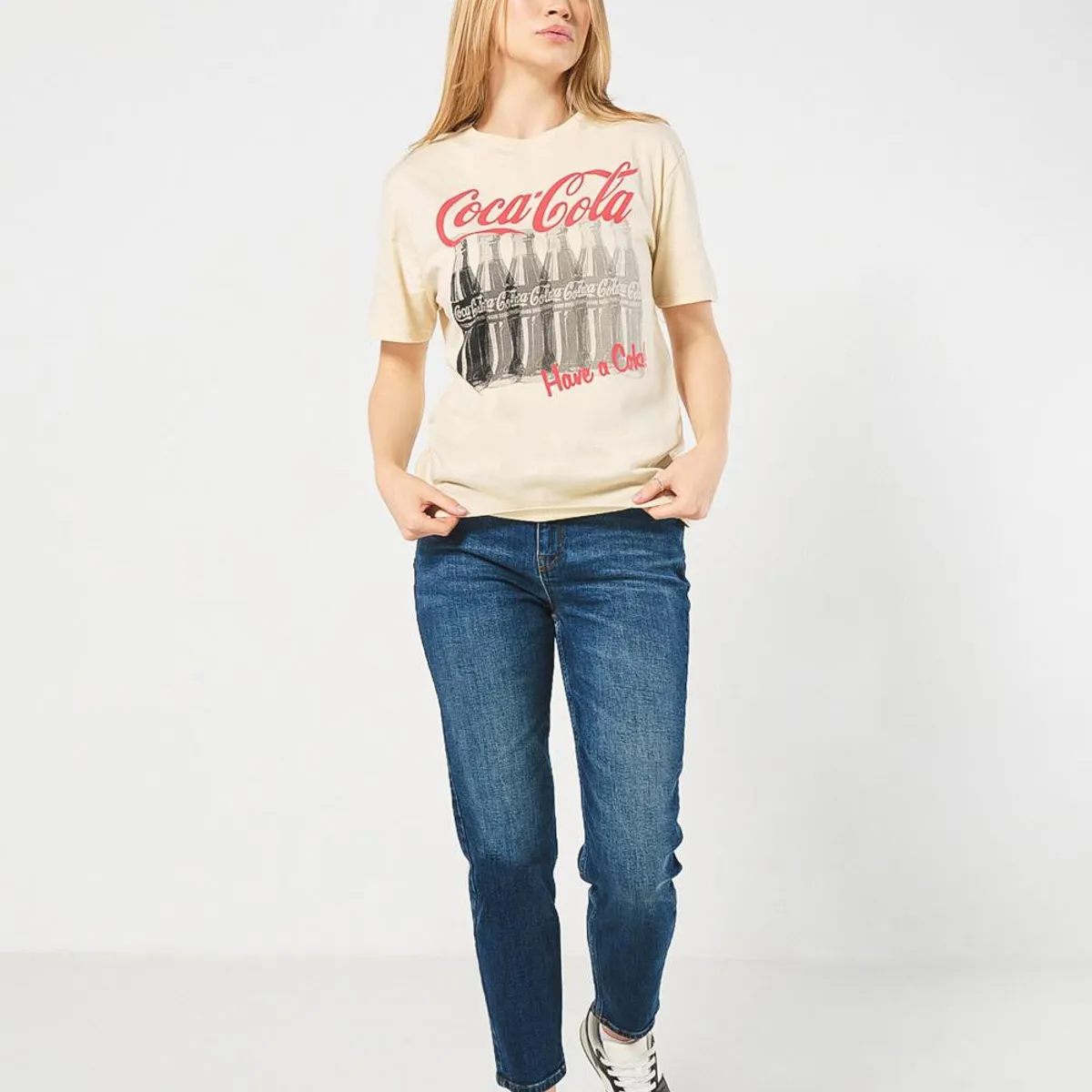 KOAJ - KOAJ Camiseta kaki manga corta con diseño de Coca-Cola Mujer